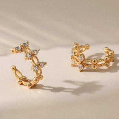 Single18kt gold-plated ear cuff with zirconia stones