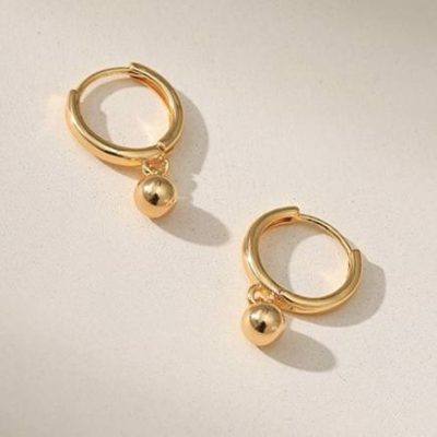 18kt gold-plated ball drop huggie earrings